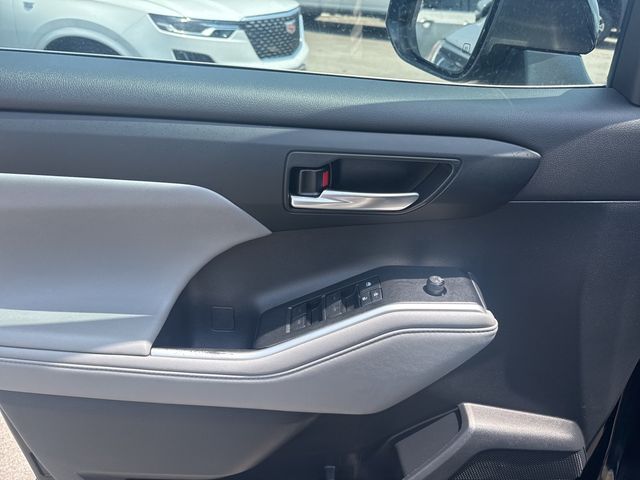 Vehicle image 24 of 27