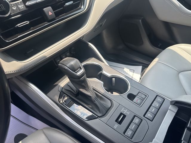 Vehicle image 23 of 27