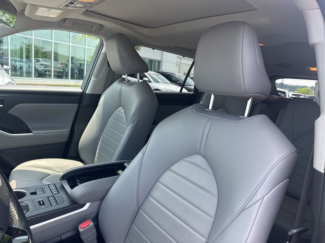 Vehicle image 15 of 27