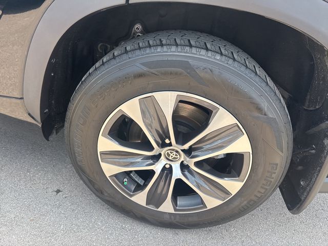 Vehicle image 8 of 27