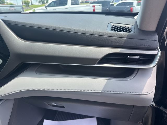 Vehicle image 25 of 27