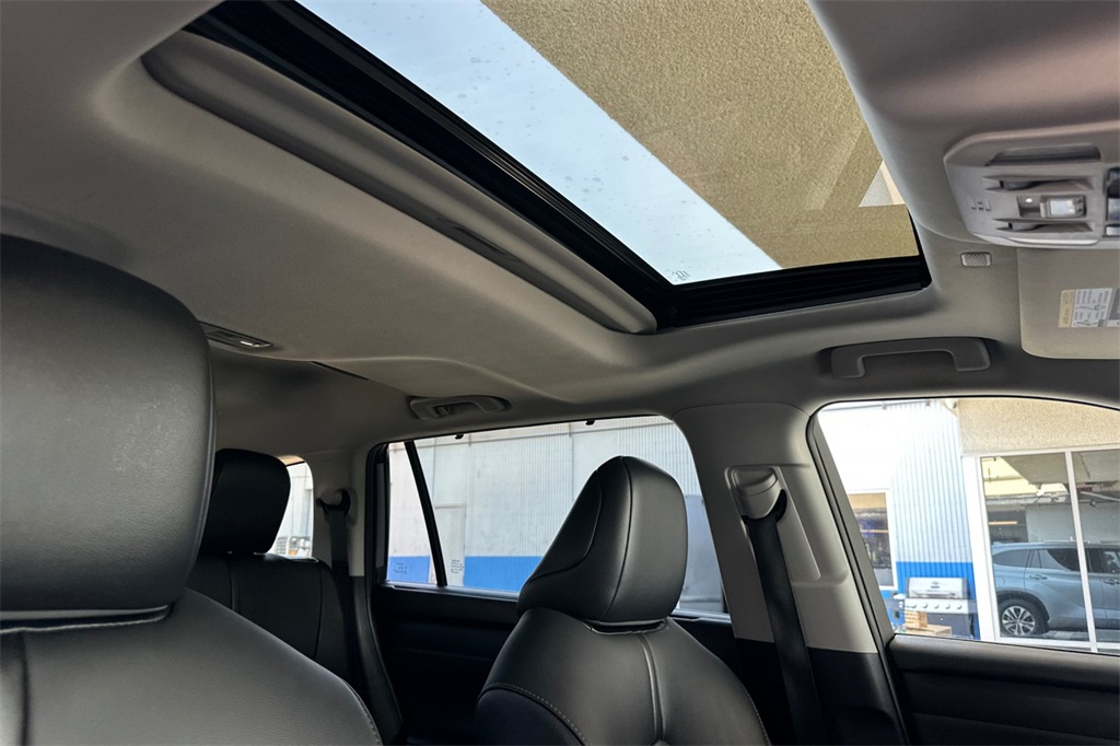 Vehicle image 13 of 34