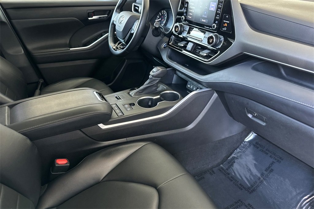 Vehicle image 25 of 34