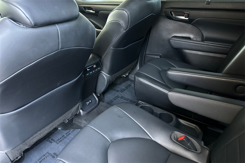 Vehicle image 32 of 34