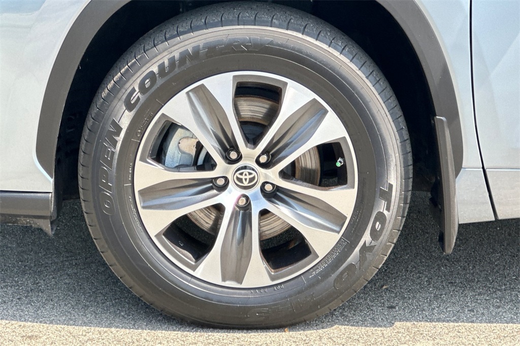 Vehicle image 10 of 34