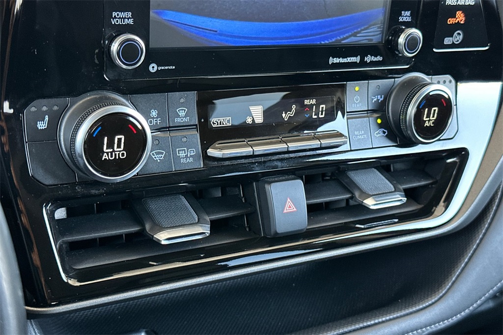 Vehicle image 23 of 34