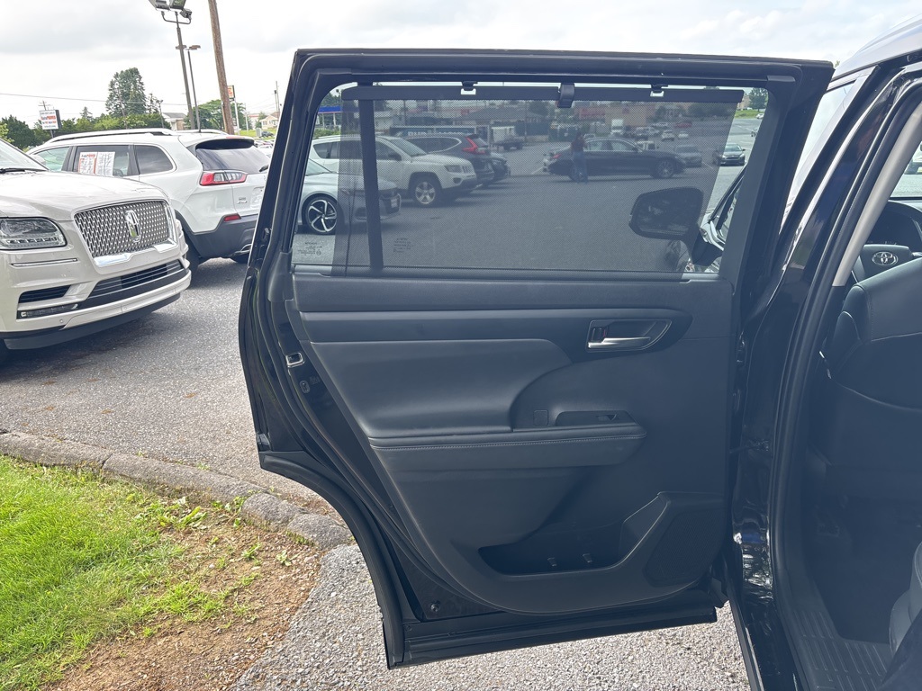 Vehicle image 32 of 59