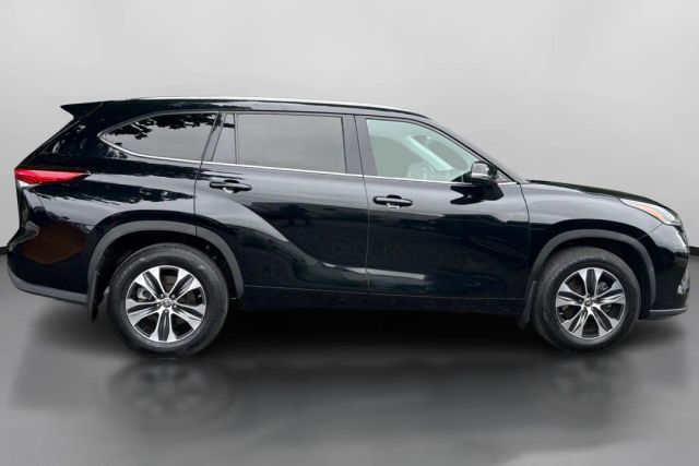 Vehicle image 5 of 42