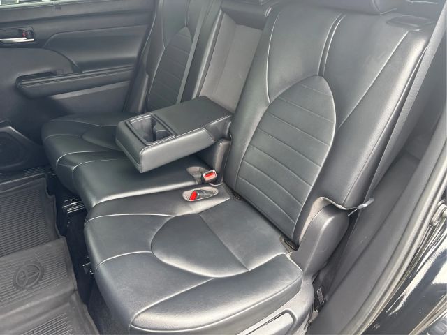 Vehicle image 14 of 42