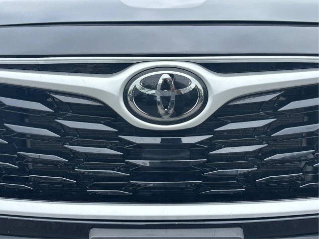 Vehicle image 40 of 42