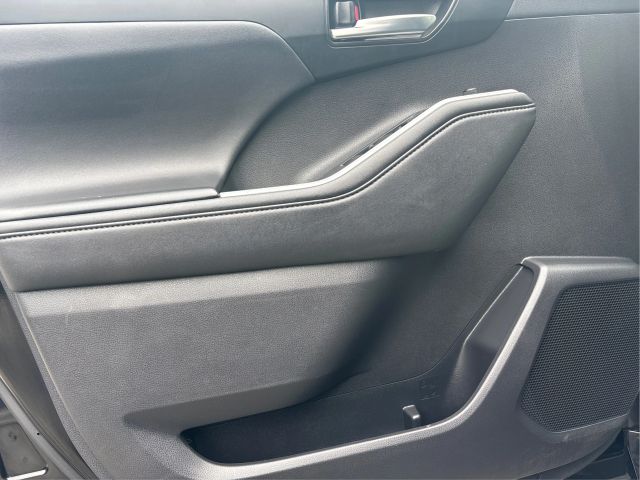Vehicle image 28 of 42