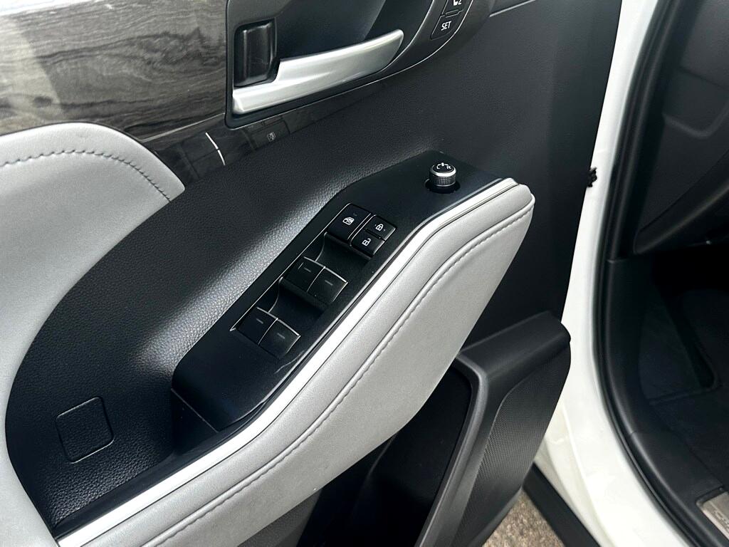 Vehicle image 11 of 42