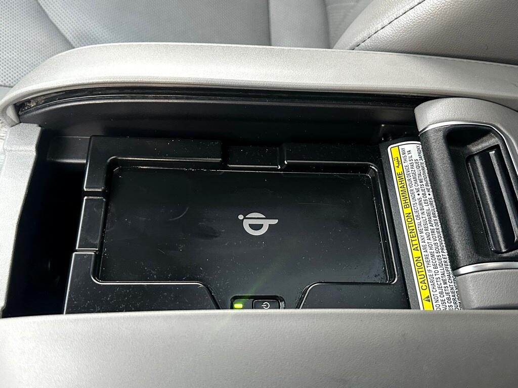 Vehicle image 33 of 42