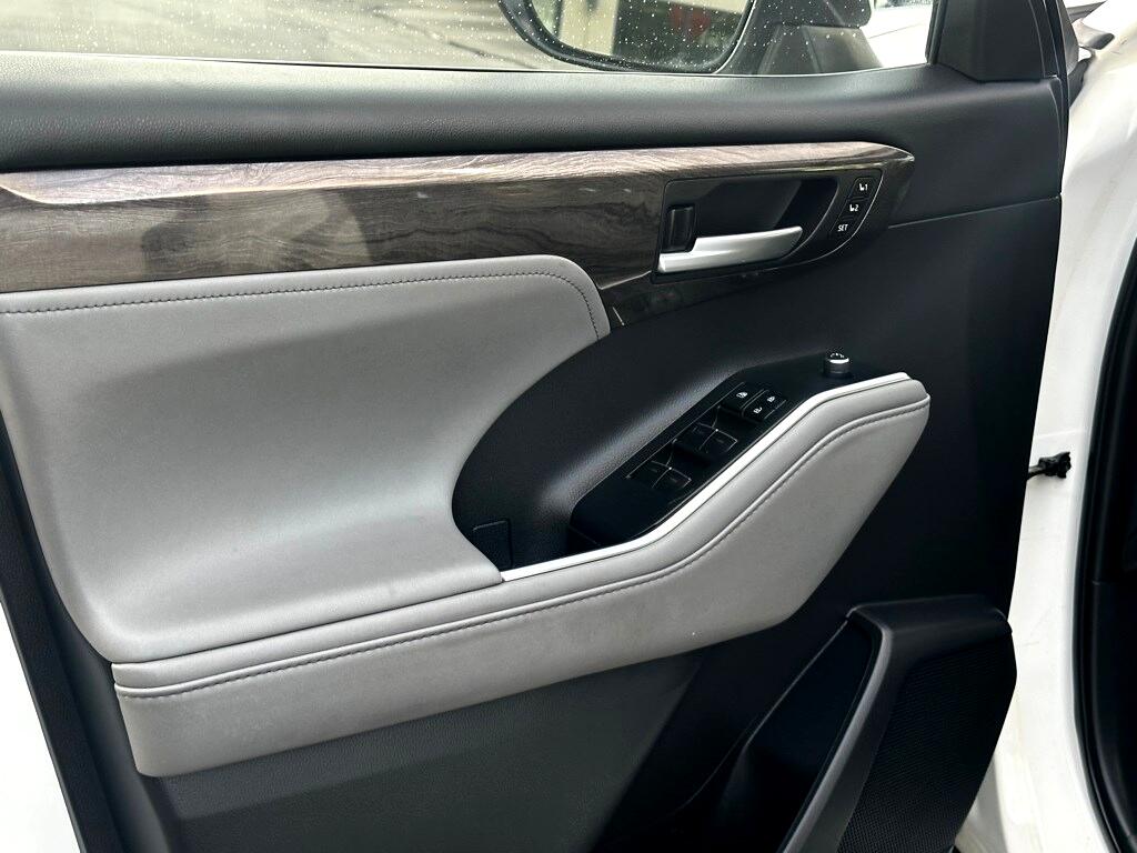 Vehicle image 9 of 42