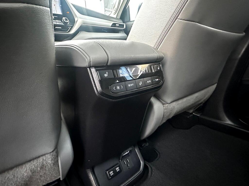Vehicle image 19 of 42