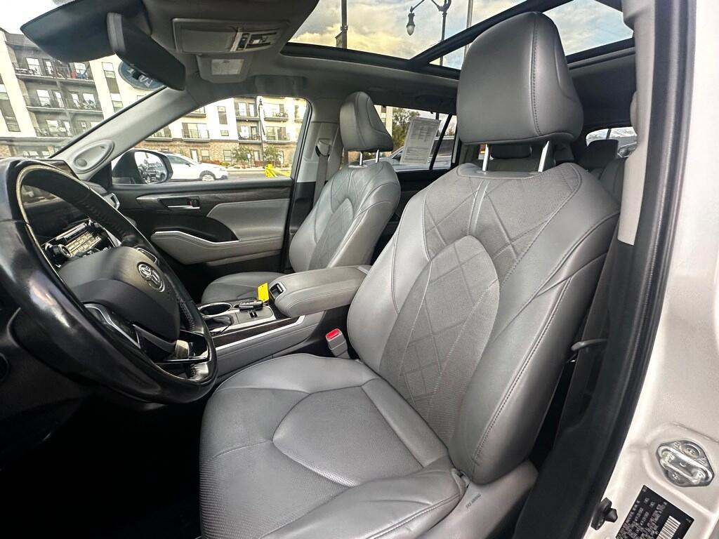 Vehicle image 14 of 42