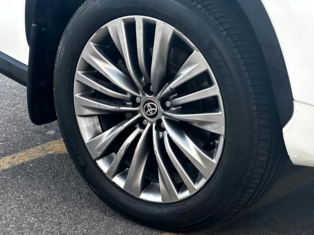 Vehicle image 8 of 42
