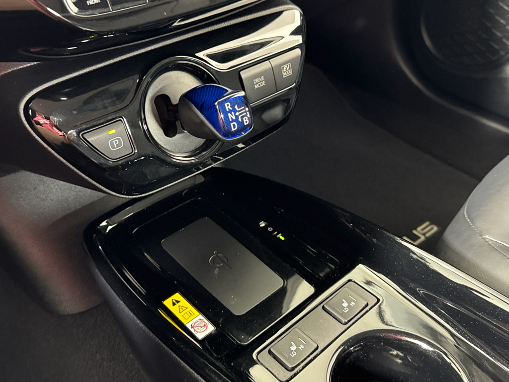 Vehicle image 21 of 28