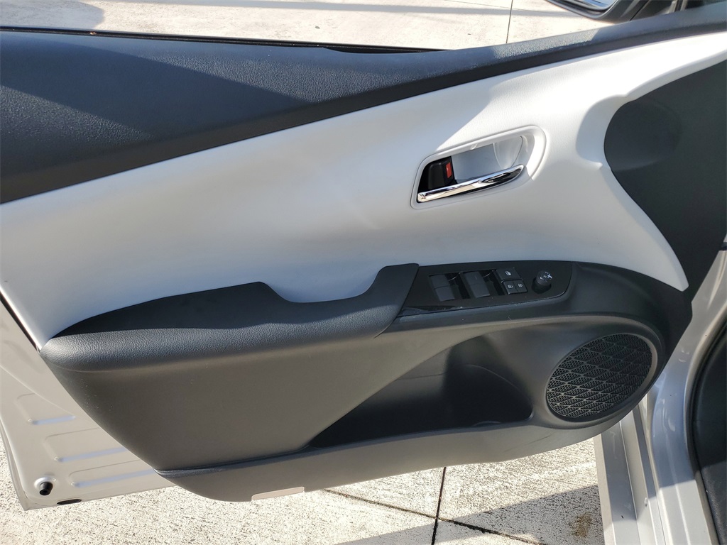 Vehicle image 21 of 28