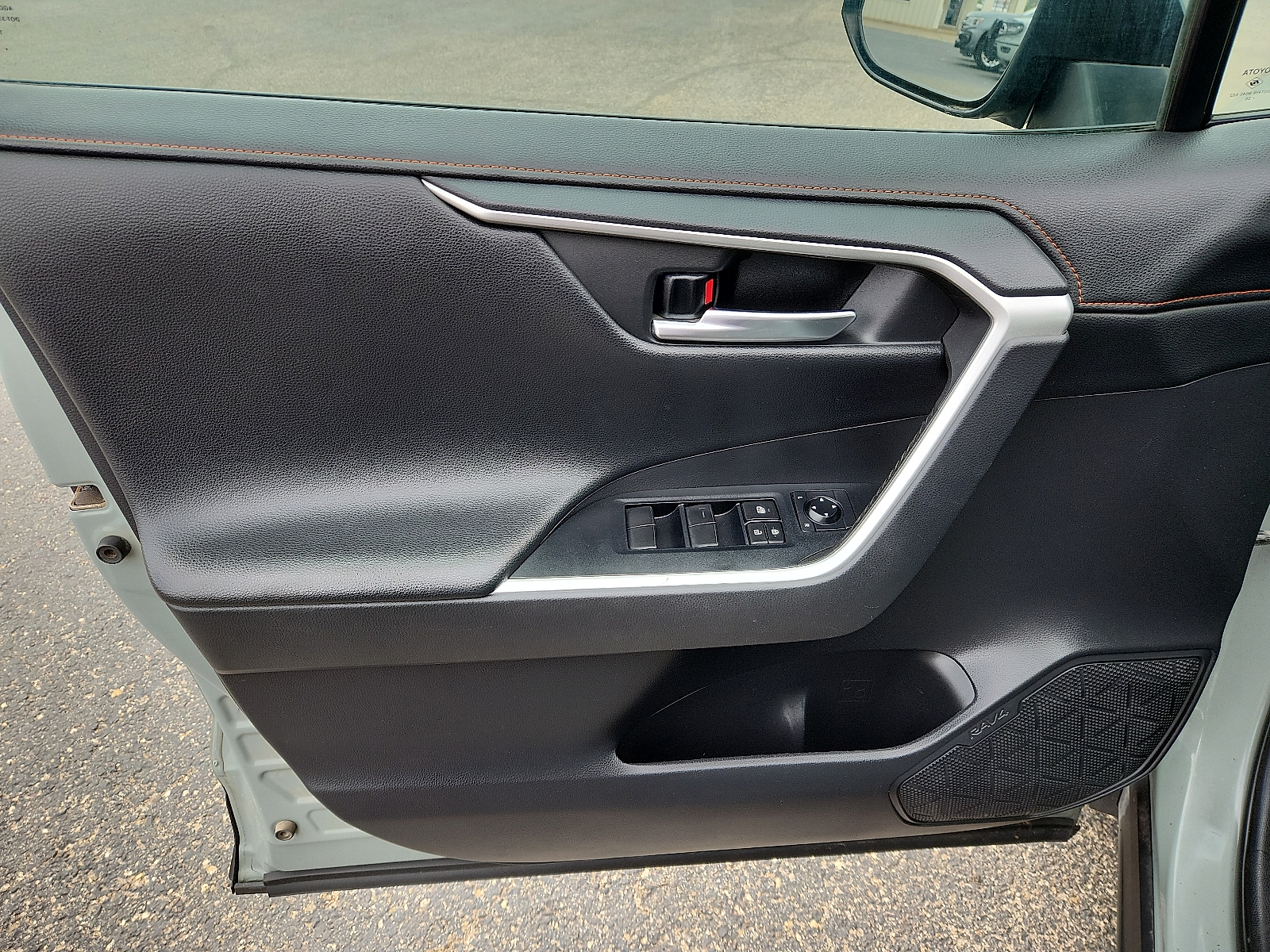 Vehicle image 11 of 16