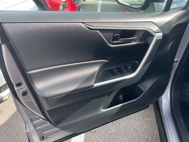 Vehicle image 17 of 33