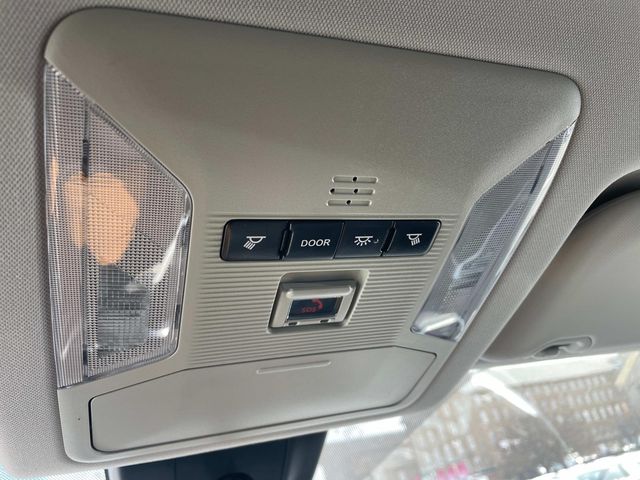 Vehicle image 25 of 33