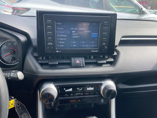 Vehicle image 21 of 33