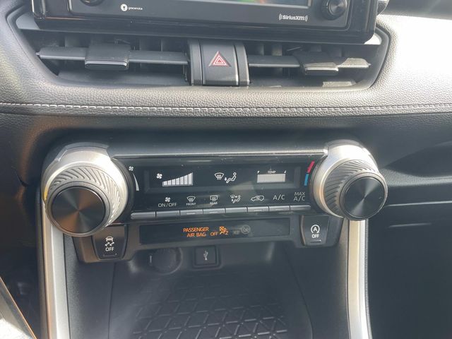 Vehicle image 23 of 33
