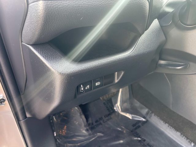 Vehicle image 20 of 33