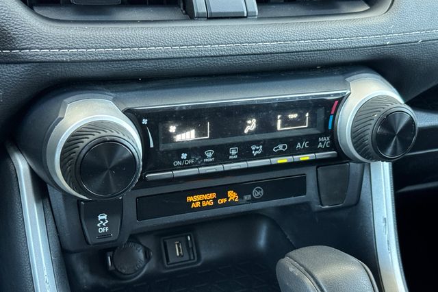 Vehicle image 25 of 44