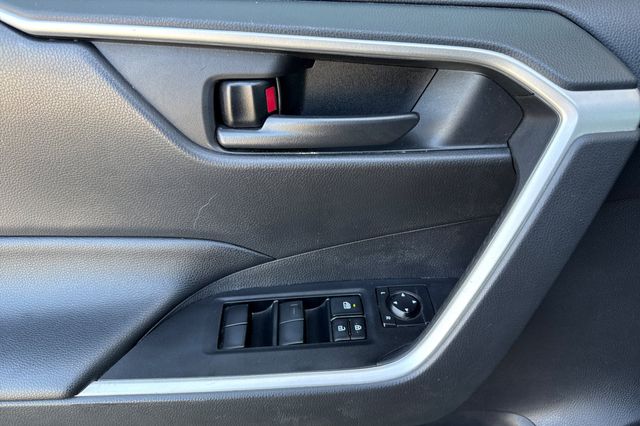 Vehicle image 13 of 44