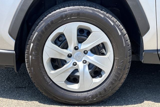 Vehicle image 32 of 44