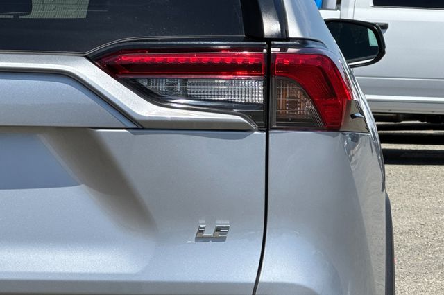 Vehicle image 33 of 44