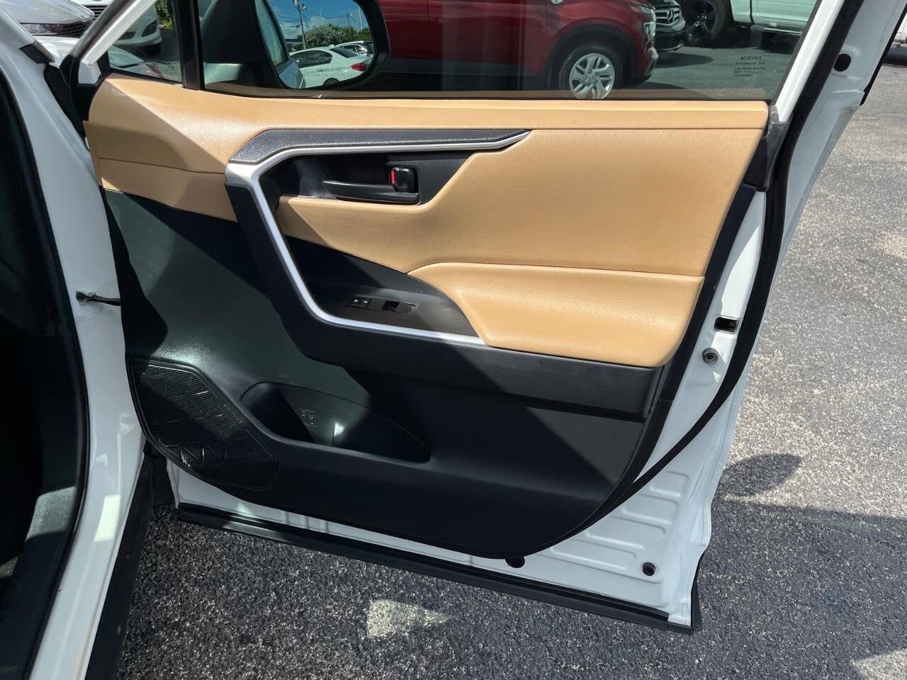 Vehicle image 32 of 47