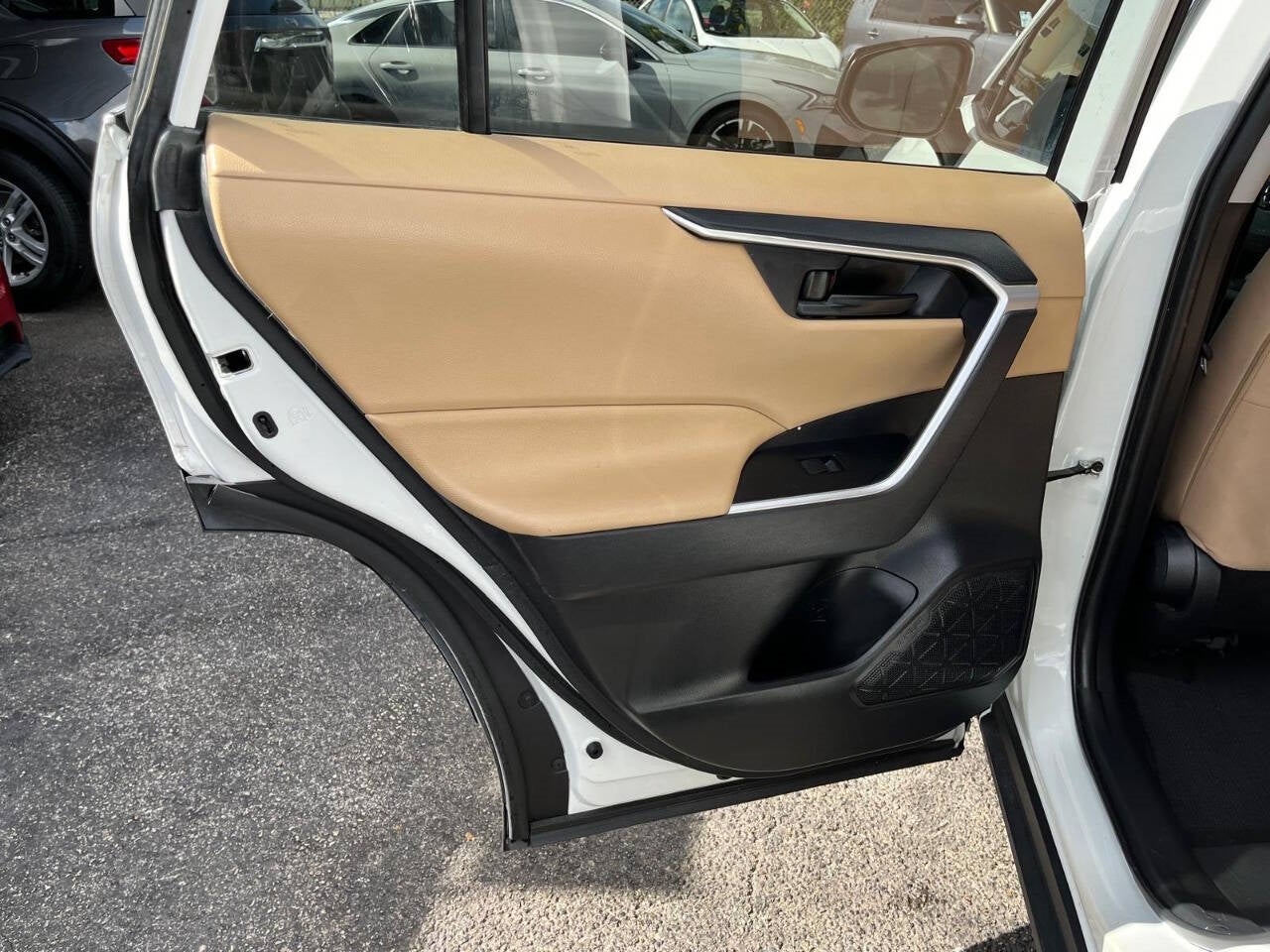 Vehicle image 31 of 47