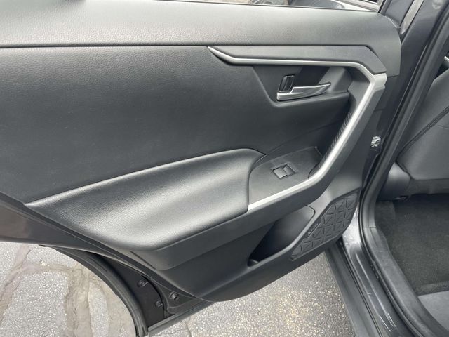 Vehicle image 16 of 33