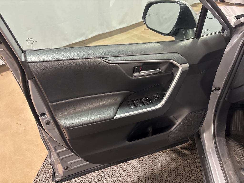 Vehicle image 32 of 41