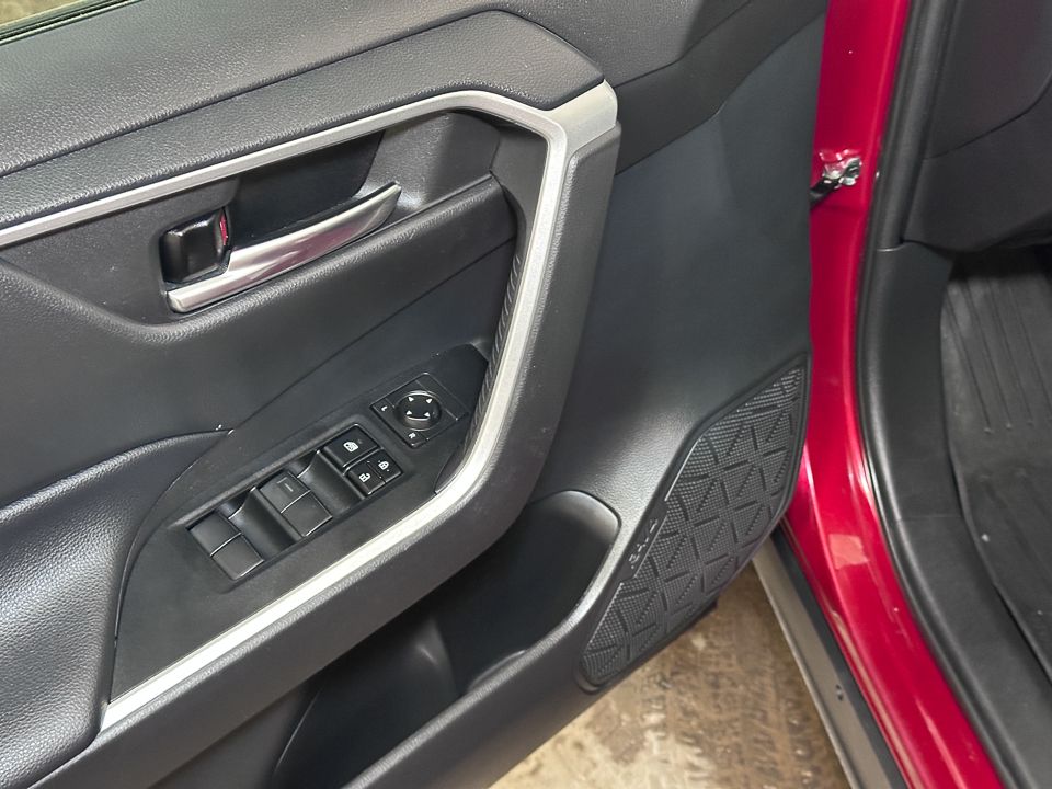 Vehicle image 21 of 52