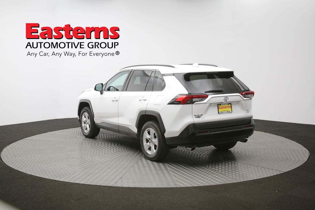 Vehicle image 33 of 61