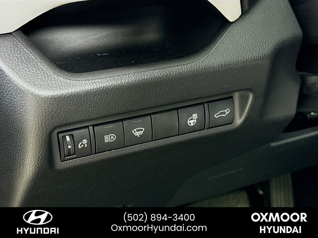 Vehicle image 10 of 32