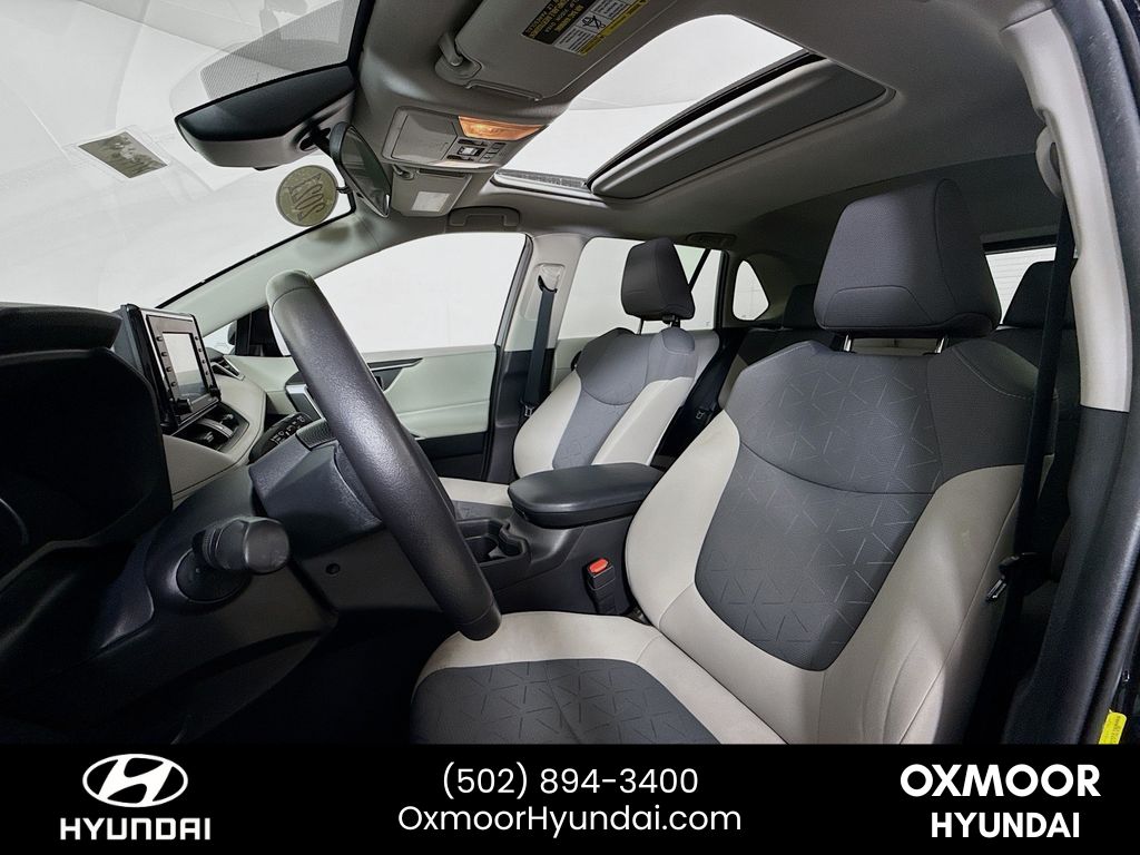 Vehicle image 21 of 32