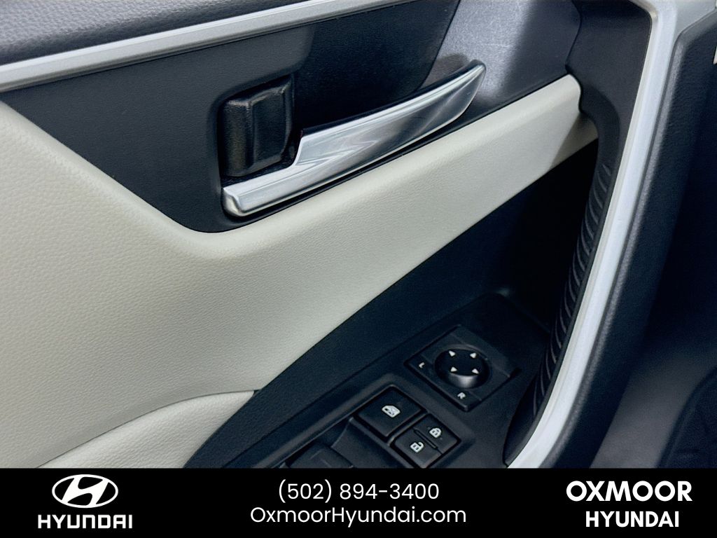 Vehicle image 17 of 32