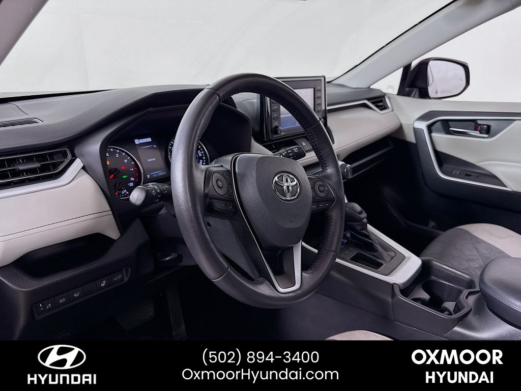 Vehicle image 9 of 32
