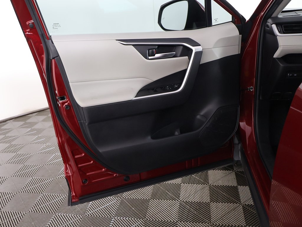 Vehicle image 21 of 50