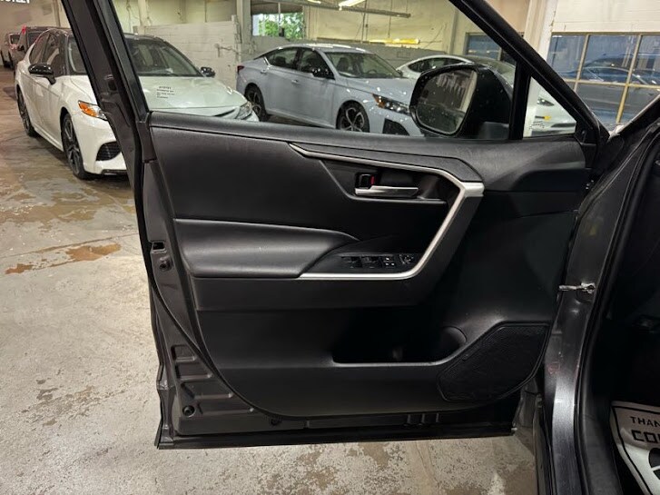 Vehicle image 17 of 40