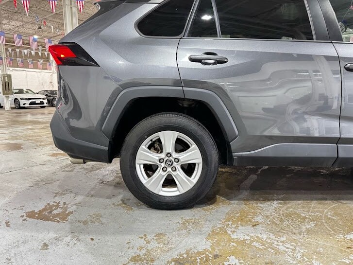 Vehicle image 13 of 40