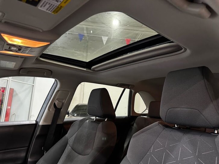 Vehicle image 33 of 40