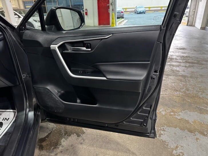 Vehicle image 32 of 40