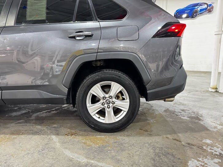 Vehicle image 10 of 40