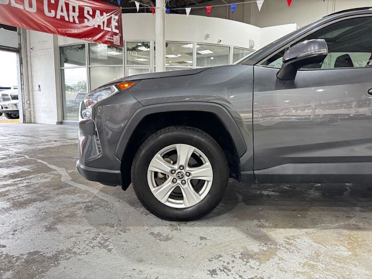 Vehicle image 9 of 40
